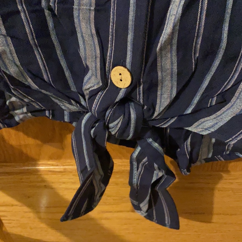 Cropped button up - Picture 2 of 3